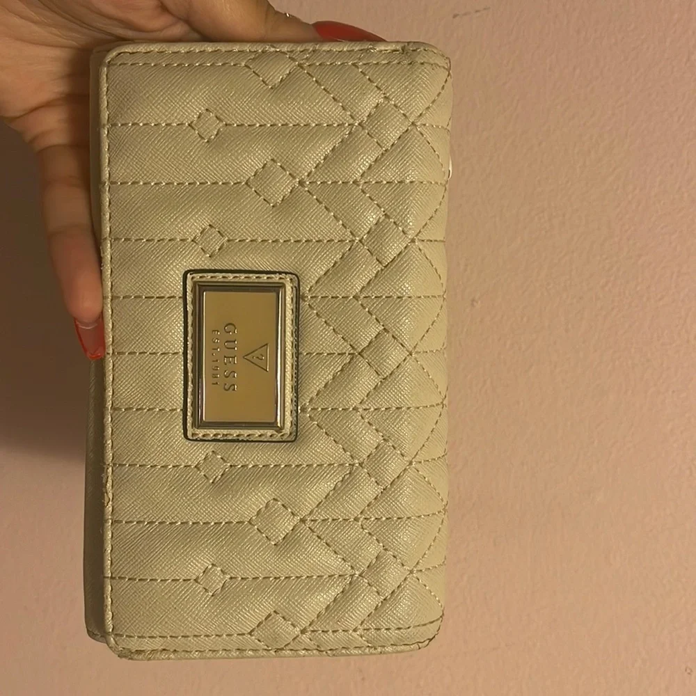 GUESS Zip Wallet - Picture 1 of 3